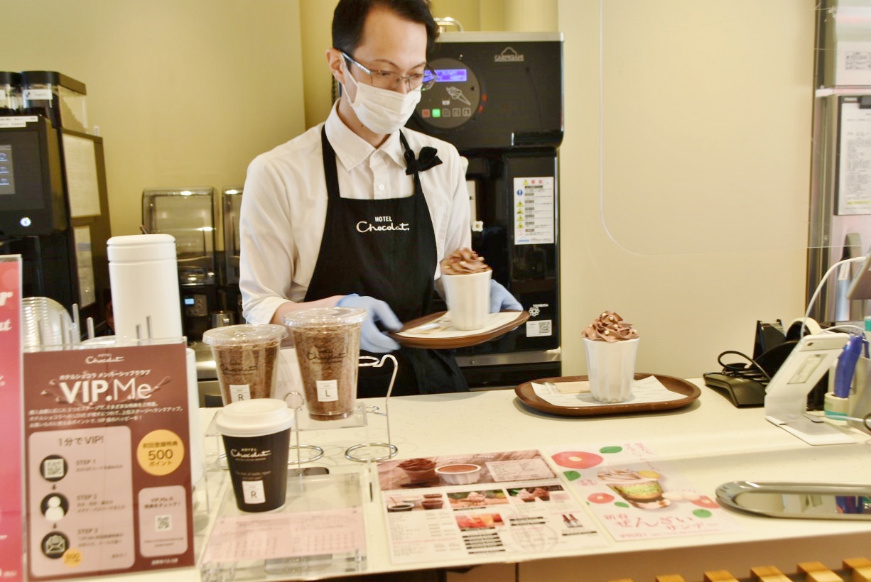期間限定のショコラドリンクを作る店長の吉村さん。