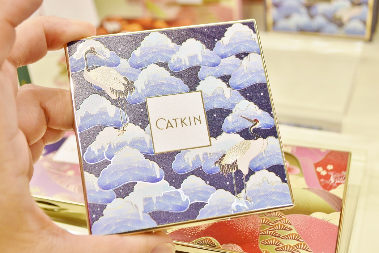 〈CATKIN〉のケースはアジアらしい美しさ溢れるデザインのものが多い。