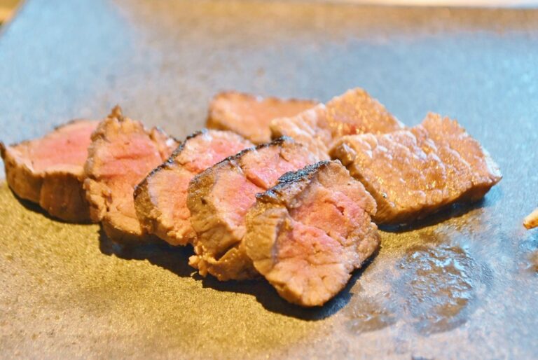 赤味が強いお肉も歯切れがよく、噛むほどに旨みが染み出てくる。