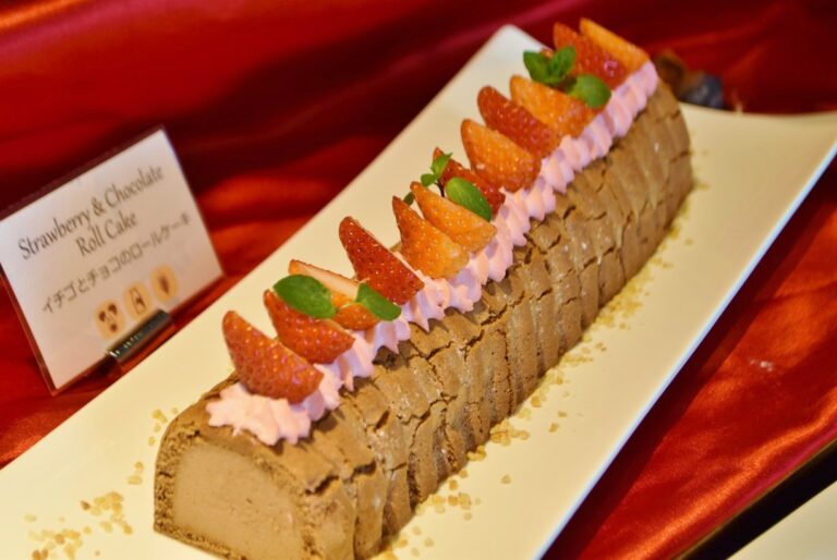「イチゴとチョコのロールケーキ」は、フワフワなムースとスポンジがたまらない。