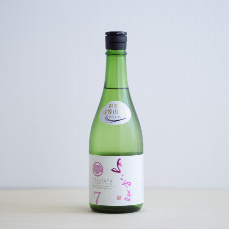 長崎県壱岐市で1914年に創業した「重家酒造」は当時から焼酎と日本酒を製造。一度は日本酒の製造が途絶えたものの、2018年に日本酒造りを再開。他の酒蔵で修業し、壱岐産の山田錦の栽培を行い、「よこやま」シリーズが誕生。