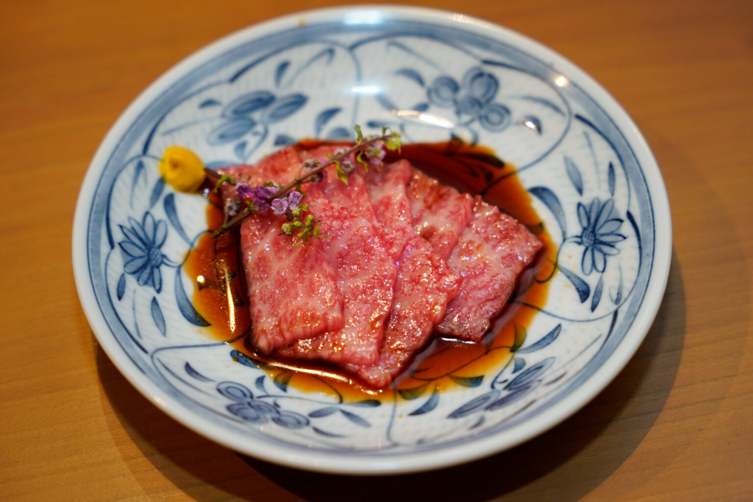 「純生 牛肉刺し オリーブ牛リブロース」1,200円。