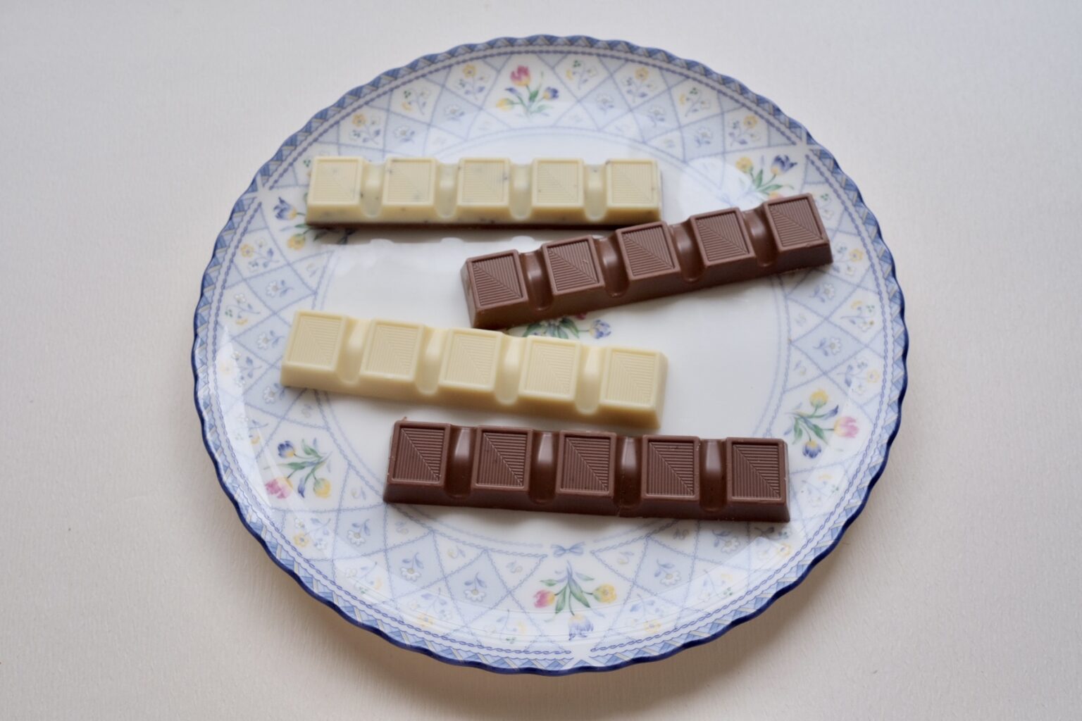 （上から）「ミルク＆ホワイトカプチーノチョコレート」「スムースミルクチョコレート」「クリーミーホワイトチョコレート」「ソルテッドキャラメルミルクチョコレート」。