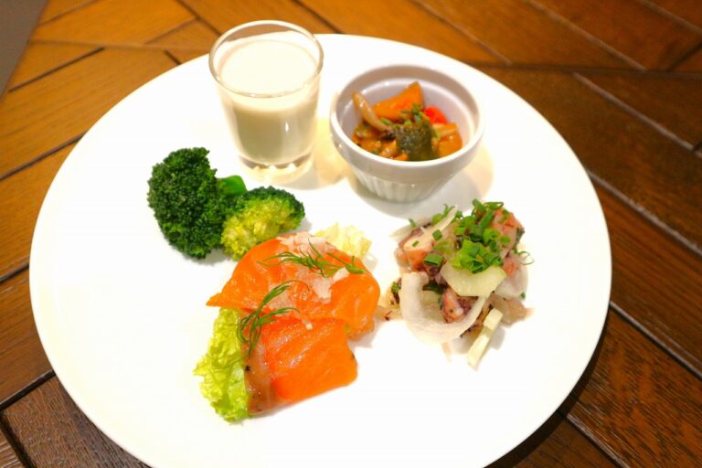 右上から時計回りに、カポナータ、タコとセロリのサラダ、ノルウェーサーモンのマリネ、ブロッコリーのアンチョビアリオリソテー、野菜の冷製スープ。
