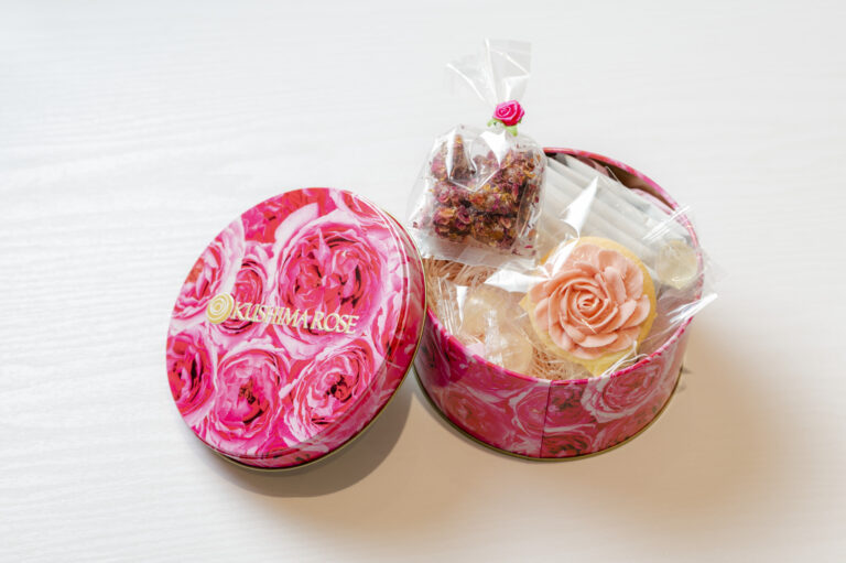 田辺さんも注目する食材、アーモンドにバラをまぶした新商品やキャンディを詰め込んだローズスイーツ缶3,240円はギフトに。