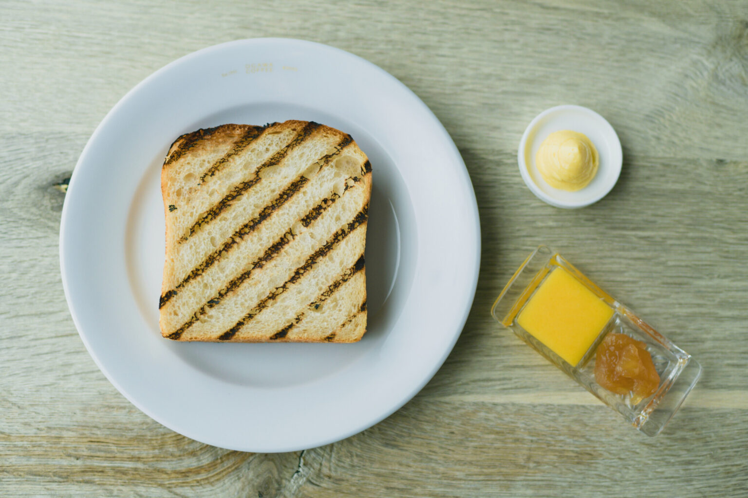 「自家製食パンの炭火焼きトーストセット（ドリンク付）」900円。糀バターと季節のコンフィチュール（写真はレモンカードと林檎と生姜のジャム）と。