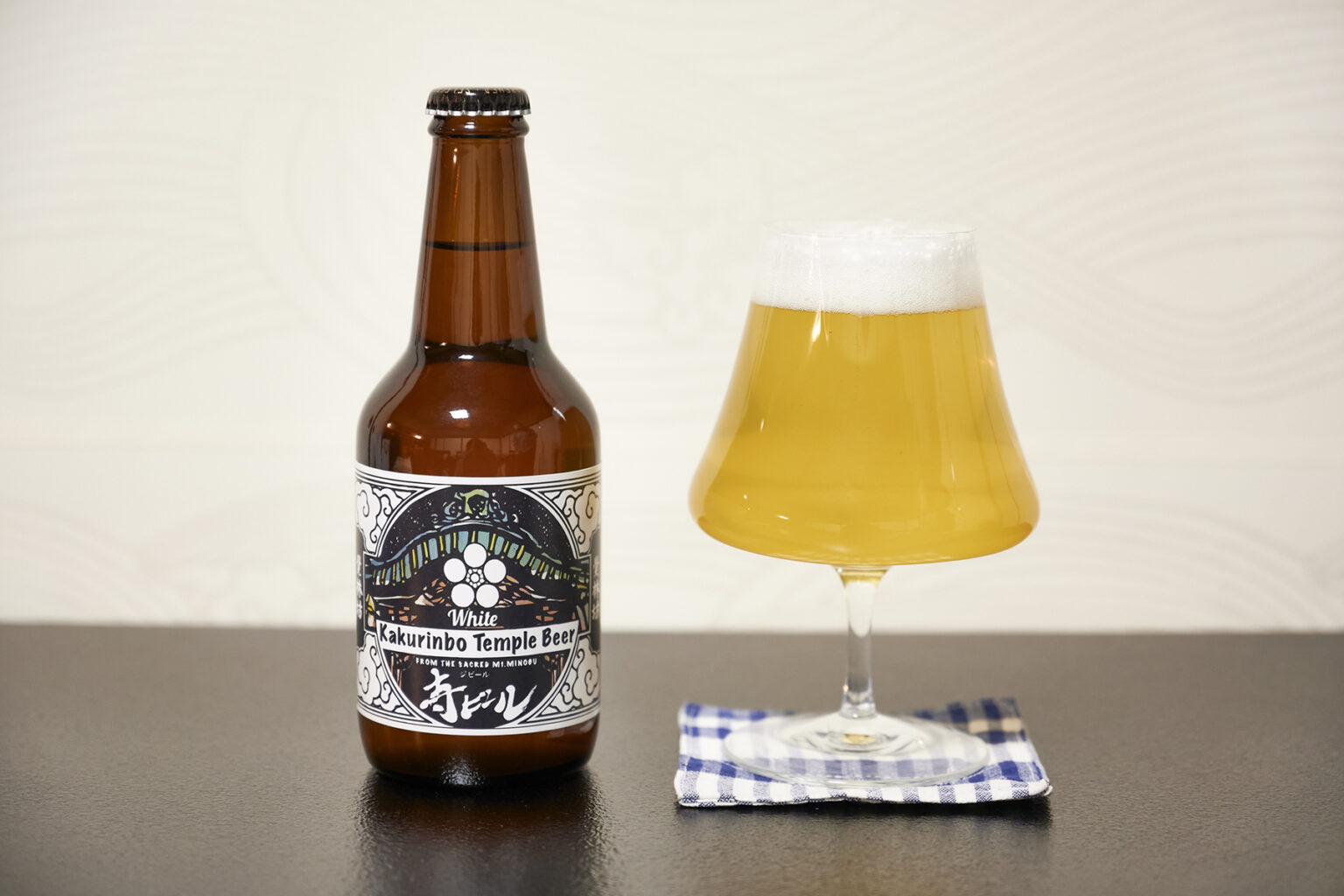 覚林坊オリジナルの「寺ビール」は、富士山型のグラスに注いで。お土産や贈り物としてもおすすめ。