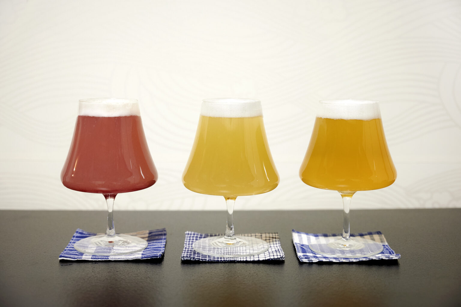 第1弾として作られた「開眼寺ビール」は全3種類。並べると色鮮やかでかわいらしい。