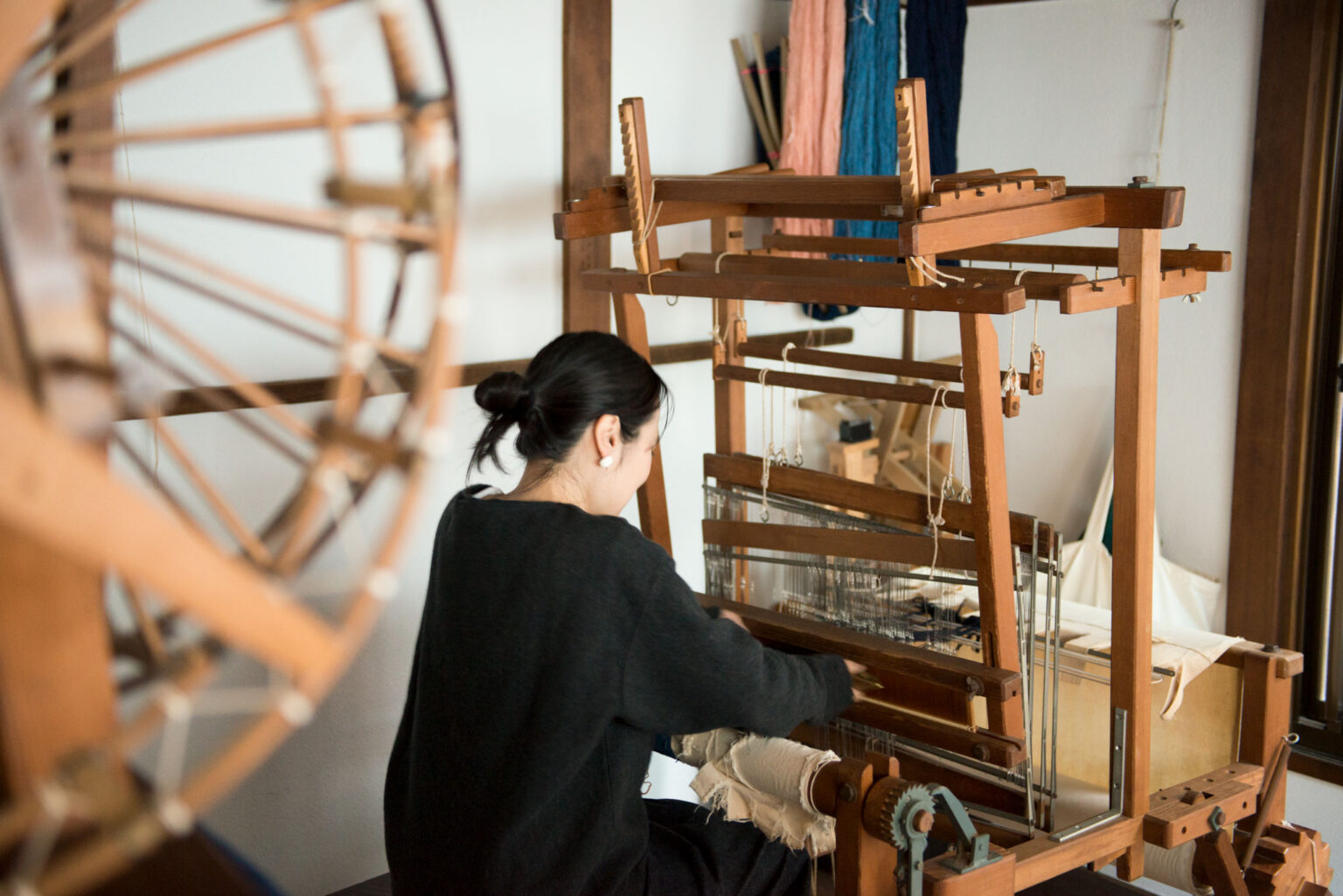田原さんの自宅には機織り機が所狭しと2台。ここで織った椅子敷きも販売する。