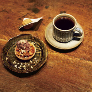 「季節のお菓子」より、信濃ぐるみのタルト650円。コーヒー（680円～）は特製の信楽焼で。伝票フォルダーも可愛らしいクルミの形。
