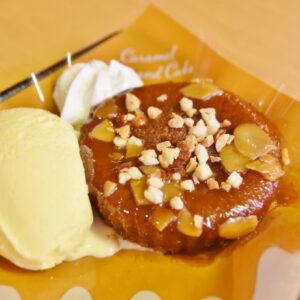 「キャラメルとろけるアーモンドケーキ＆バターアイス」は、キャラメル好きのパティシエが考案したパウンドケーキはふんわり温かく、北海道バターを使用したバターアイスと共に濃厚な味わいが楽しめる。