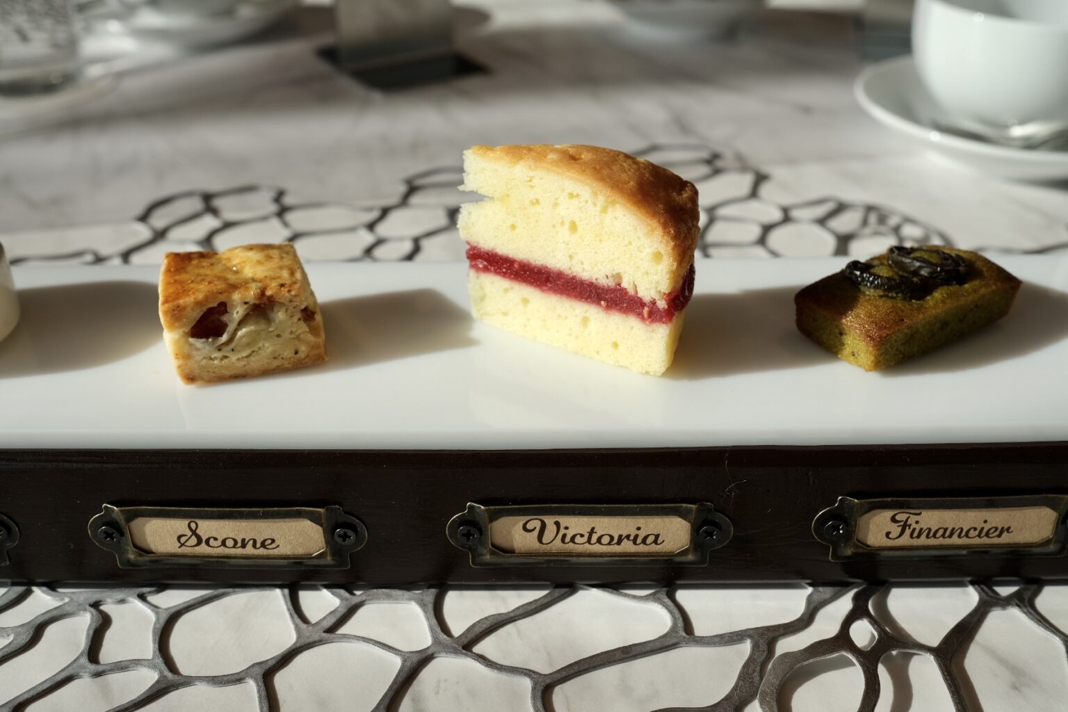 （左から）「スコーン」「ヴィクトリアサンドイッチケーキ」「フィナンシェ・サレ」。