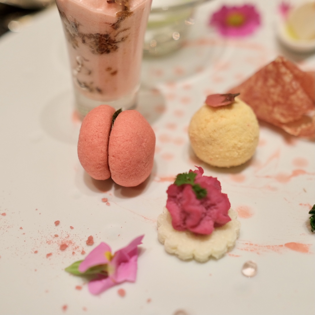 （左から時計回りで）「サクラ風味のバーチ ディ ダマ」「桜香るジェノワ　自家製リコッタチーズと桜ジャム」「タスマニアサーモンのブランダード」。