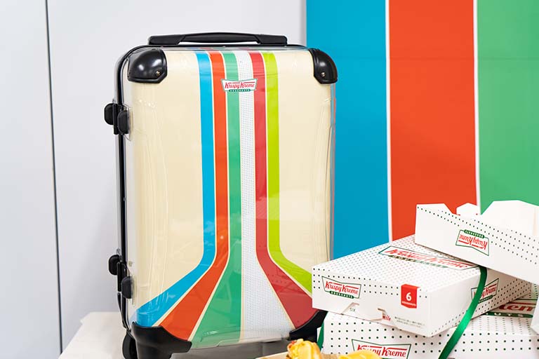 「オリジナルスーツケース」は抽選で20名に。ポップなデザインのスーツケースを携えて旅に出たいですね。