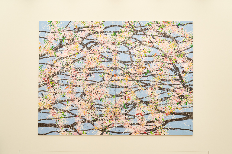 本展覧会で最大の作品『この桜より大きな愛はない』（2019年）。