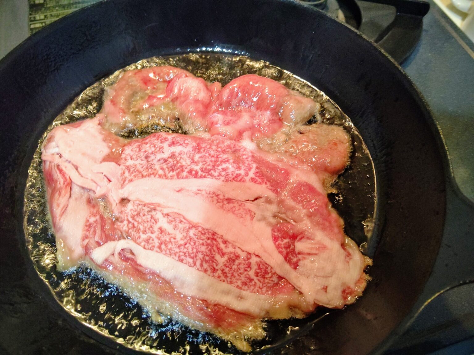 熱したフライパンに肉を乗せ、ソースを回しかけたら完成。鍋に残った肉汁とソースは、白ごはんと合わせて〆に。