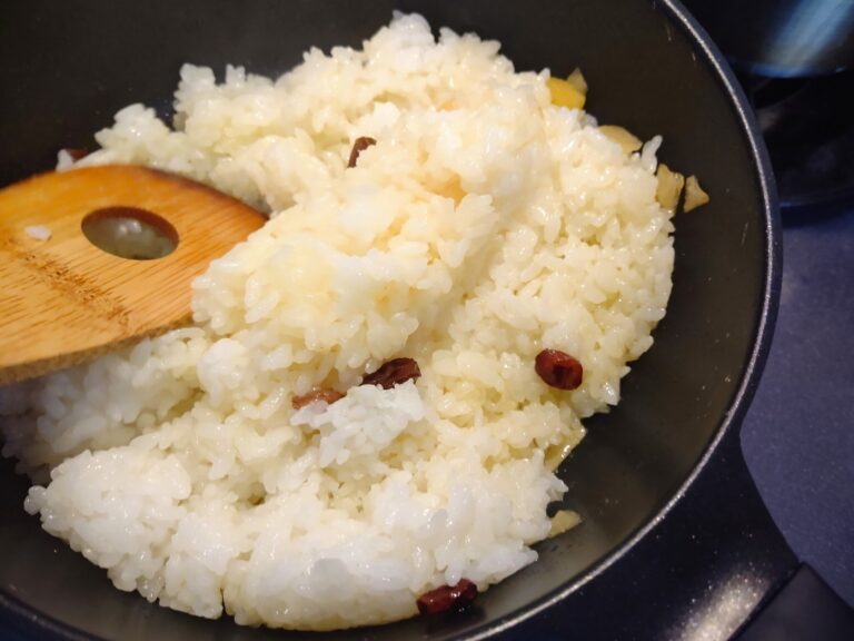 バターライスの素は、フライパンでご飯と一緒に炒めるか、炊きたてのご飯に混ぜ込んで。カレーは湯煎でOK。