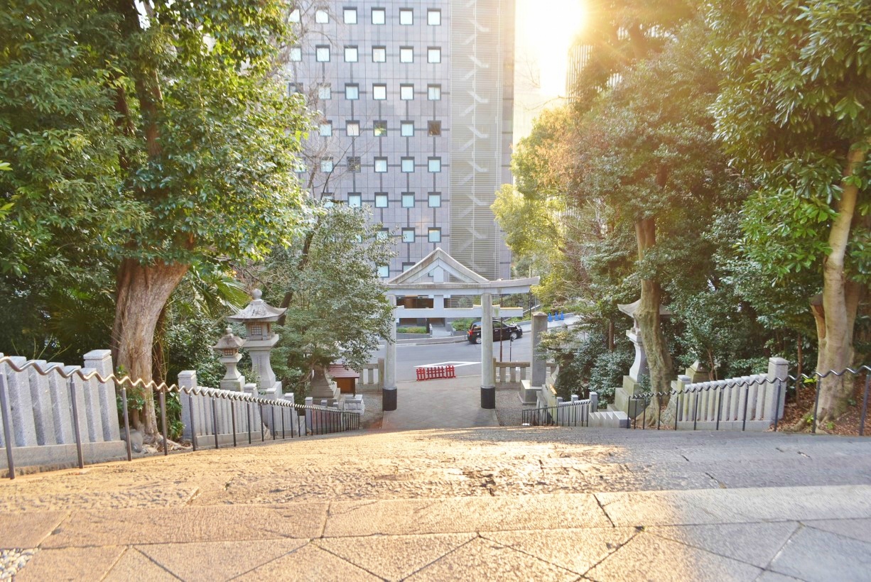 男坂のある表参道が〈日枝神社〉の正面入口。最もご利益が得られる階段ということを知らない人が多いそう。いいこと聞いた♪