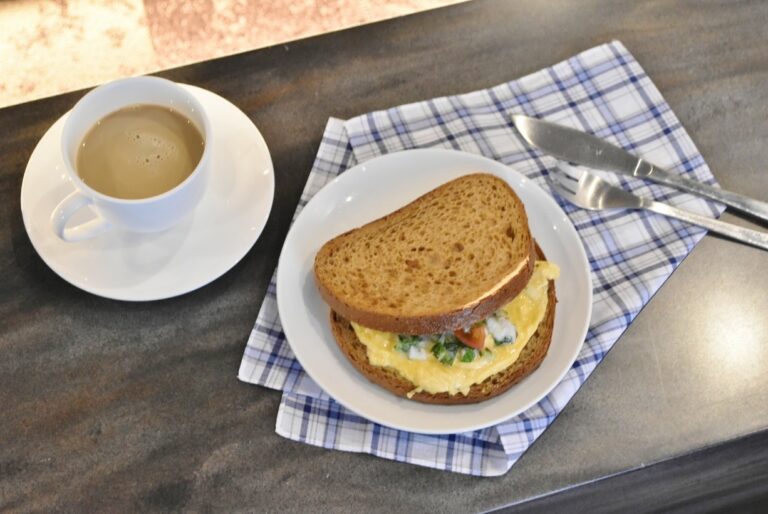 「真鯛出汁香るスクランブルエッグサンド」の“真鯛出汁”で、赤坂の料亭文化を味わう。