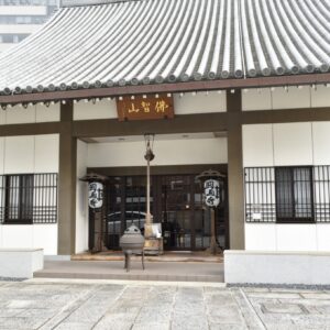 〈円通寺〉の鐘は江戸時代には時刻を知らせる「時の鐘」として知られ、江戸城の周りを取り囲むように7つあるお寺のひとつ。