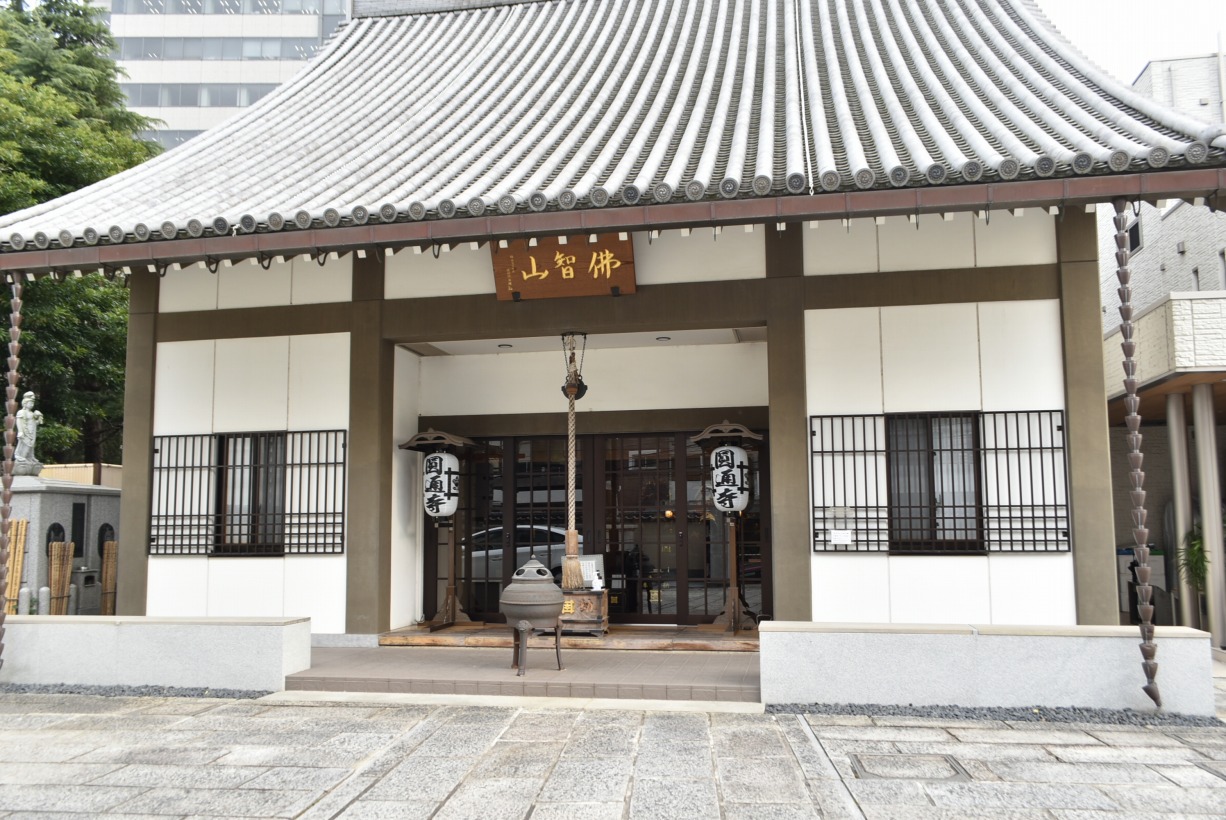 〈円通寺〉の鐘は江戸時代には時刻を知らせる「時の鐘」として知られ、江戸城の周りを取り囲むように7つあるお寺のひとつ。