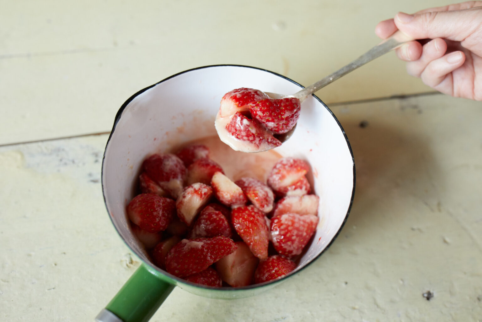 Step #1　苺に砂糖をからめる。