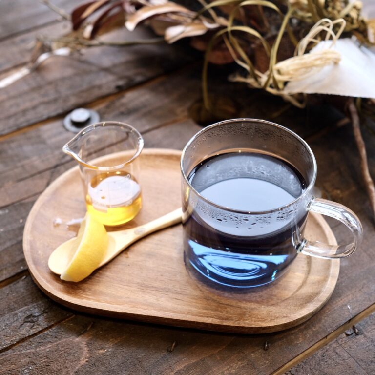 藍にハーブの一種・バタフライピーをブレンドした色鮮やかな「藍茶」はレモンを絞ると……。