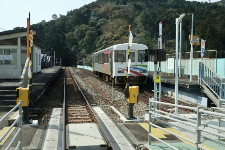 途中の駅には阿佐東線の旧車両も置かれていた。
