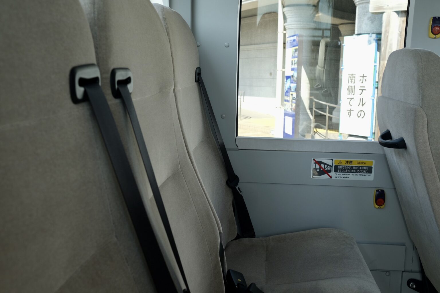 押しボタンも設置され、車内はバスの趣。