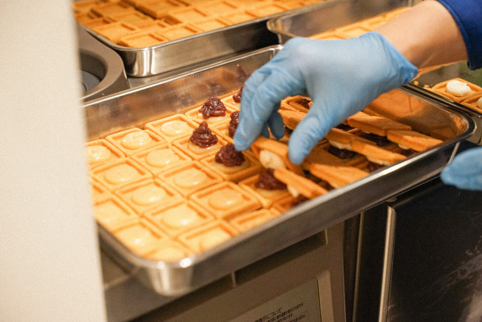 挟んだときに柔らかいバタークリームがはみ出さないように、クッキーをボックス型に。表面に入った柄は力学的に割れやすく食べやすいように設計されてるのだとか。