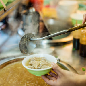 朝から食べられる「肉羹」は、肉の味がじわっとしみる肉だんごと、片栗粉でとろみをつけたスープが特徴だ。