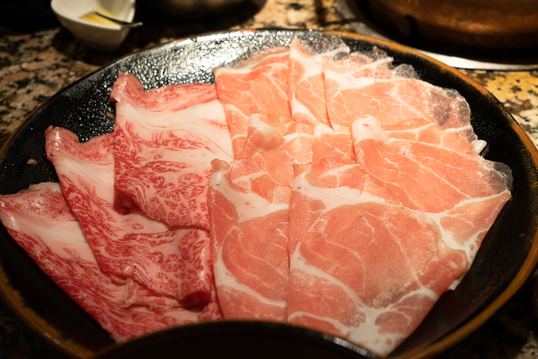 特選ミックス定食2,035円の肉は、上豚50グラムと特選牛60グラム。