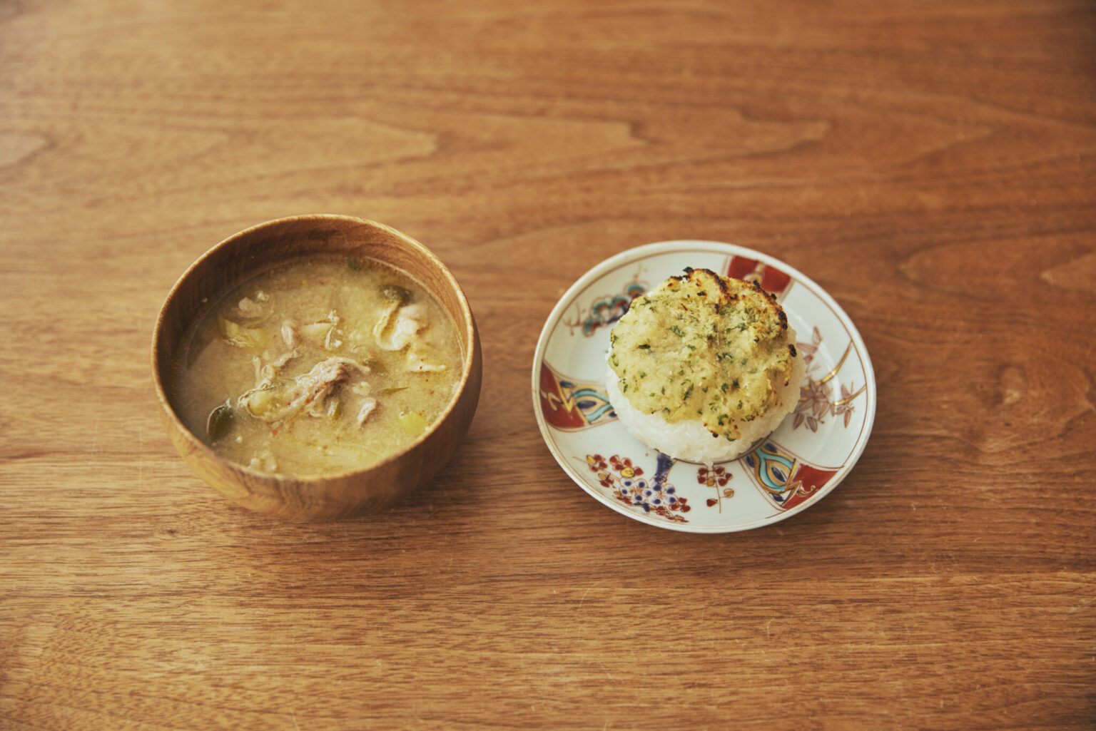 おからのひと晩発酵みそを使った、ある日の朝食。豚汁と、焼きみそおにぎり。「刻んだ青じそをみそに混ぜ、おにぎりにたっぷりのせて焼いています」