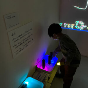 小人が住まう宇宙の窓 / A Window to the Universe where Little People Live
teamLab, 2022, Interactive Digital Installation, Sound: teamLab