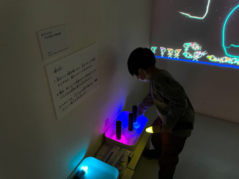 小人が住まう宇宙の窓 / A Window to the Universe where Little People Live teamLab, 2022, Interactive Digital Installation, Sound: teamLab