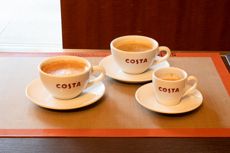 「London Meets Tokyo」では〈コスタコーヒー〉の「フラットホワイト（ホット）」「エスプレッソ（ホット）」「オリジナルブレンド コーヒー（ホット・アイス）」のほか紅茶なども用意されています。