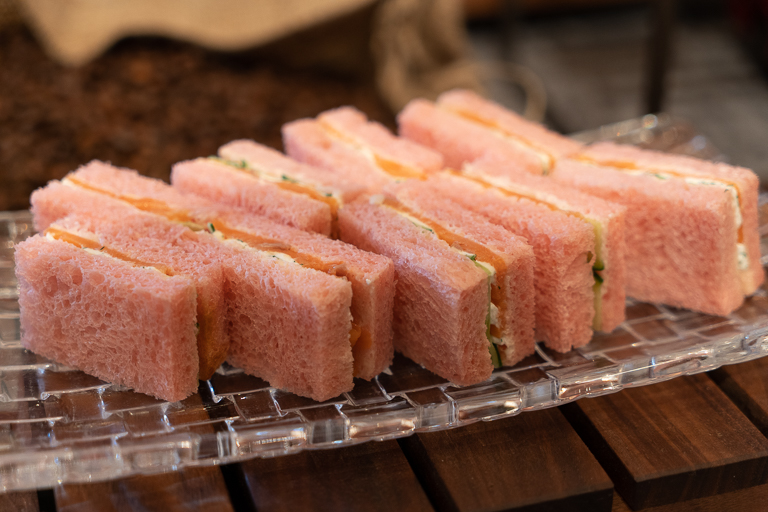 「スモークサーモンときゅうりの桜サンドイッチ」。