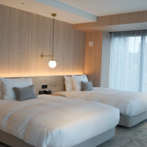 ベッドは全室、高級ベッドの代名詞でもあるシモンズ製の6.5インチのポケットコイルマットレスを採用。