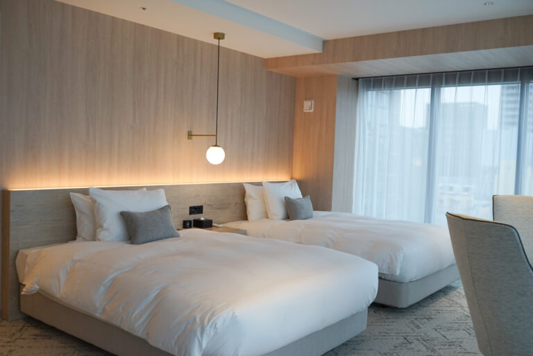 ベッドは全室、高級ベッドの代名詞でもあるシモンズ製の6.5インチのポケットコイルマットレスを採用。