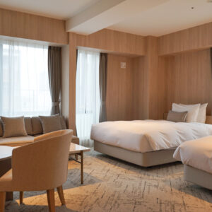 40平米と広めの客室に1400mm幅のベッドを2台とゆったりとくつろげるソファのある「スーペリアツイン」。