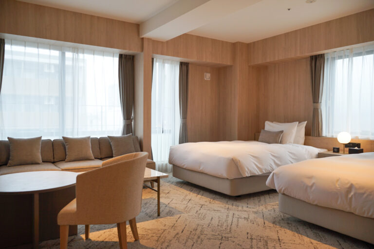 40平米と広めの客室に1400mm幅のベッドを2台とゆったりとくつろげるソファのある「スーペリアツイン」。