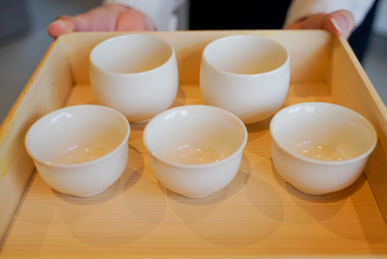 まずは、陶器と色彩選びからスタート！器は金沢の伝統工芸「九谷焼」を施した湯呑みやお猪口の中から選ぶ。