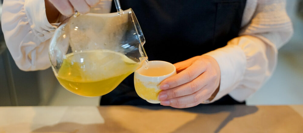 色付けした器で、プレミアムな日本茶体験を。
