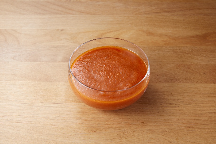 「ガスパチョ」454円。スペイン発祥の味わいが、長期保存食で登場。トマトの酸味と甘みをベースに、ピーマンのほろ苦さを合わせたスープ。隠し味のニンニクとシェリービネガーが、野菜の旨味を引き立てる。