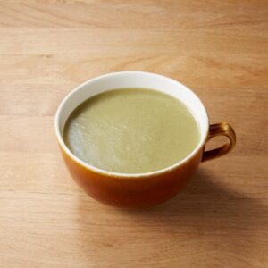 「枝豆とブロッコリーのグリーンスープ」454円。枝豆とブロッコリーの他にも、オクラ、グリーンピースなど、緑色の野菜をふんだんに使ったスープ。なめらかな口当たり、野菜本来の甘みを活かした優しい味わいが特徴。