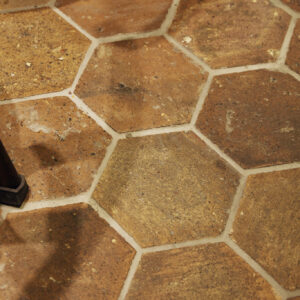 床のタイルはルーブル美術館で使われていた歴史あるもの。