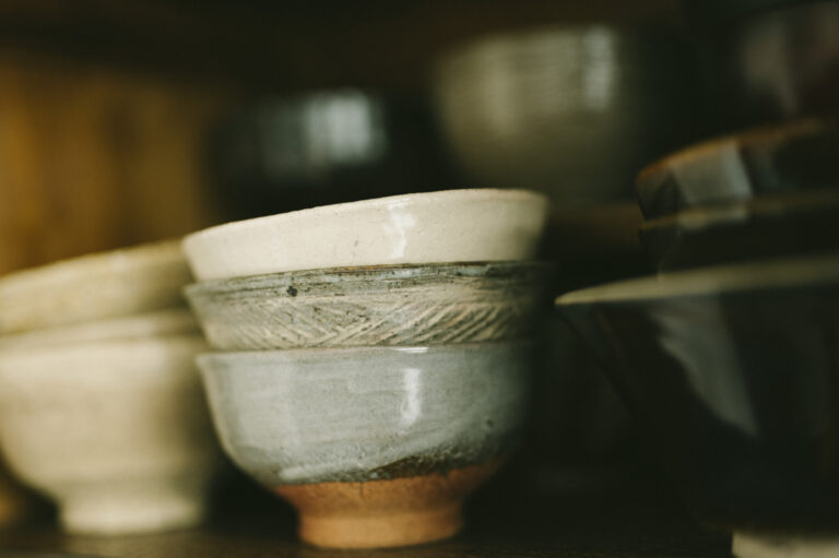 作家や民藝の茶碗。ご飯だけでなく副菜を盛り付けたり、抹茶碗としてお茶をたてることも。
