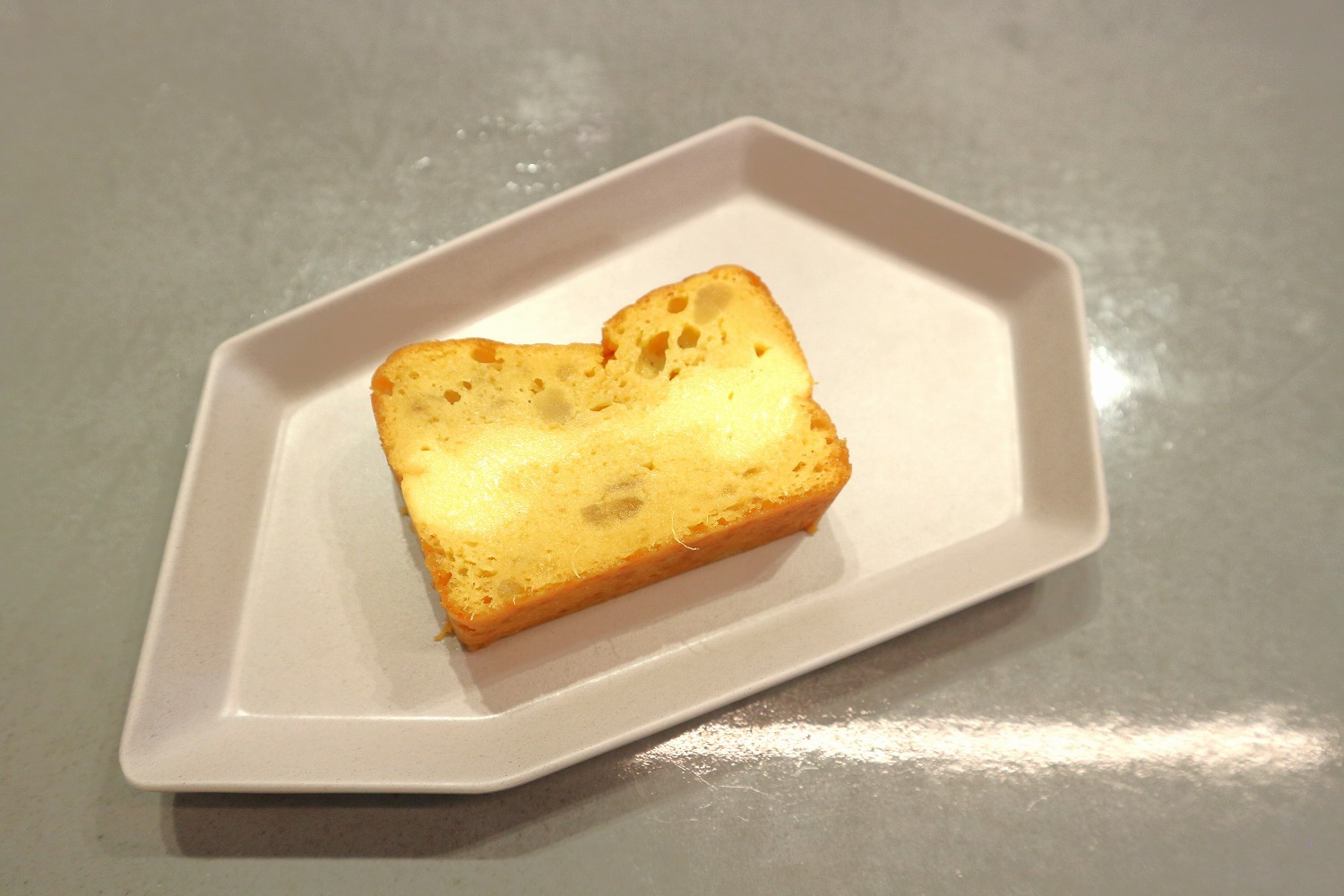ほっこりとした甘さの「焼き芋カスタードケーキ」はピース480円。