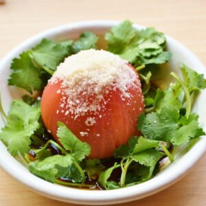 「丸ごとトマトの黒酢ソース」（350円）も日本限定メニュー。