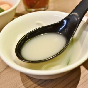 清湯は“クリアスープ”と呼ばれているが、白濁でコクがあるスープ。